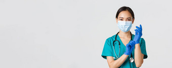 科维德冠状病毒疾病医疗保健工人概念专业微笑亚洲女医生医生医疗面具实习医生风云把橡胶手套检查白色背景