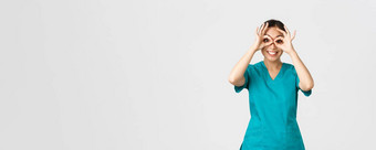科维德医疗保健工人防止病毒概念逗乐快乐可爱的亚洲女医生实习生实习医生风云手双筒望远镜兴奋表达式微笑