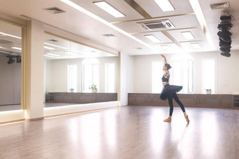 优雅的芭蕾舞女演员黑色的图图执行芭蕾舞练习前面镜子工作室