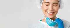 科维德冠状病毒疾病医疗保健工人概念微笑松了一口气亚洲女医生起飞呼吸器皮肤损害个人保护设备白色背景