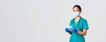 科维德冠状病毒疾病医疗保健工人概念微笑友好的女护士医生实习医生风云橡胶手套提供病人医疗面具白色背景