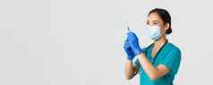 科维德冠状病毒疾病医疗保健工人概念一边视图自信微笑亚洲女医生护士准备注射器疫苗流感拍摄站白色背景