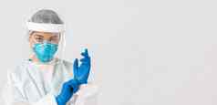 科维德冠状病毒疾病医疗保健工人概念特写镜头自信专业女医生把个人保护设备橡胶手套检查病人