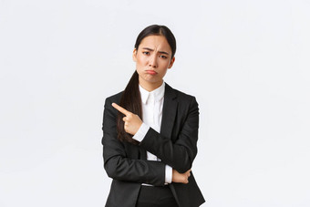 失望悲观的亚洲女企业家失去失败工作站西装撅嘴指出手指左失败心烦意乱女商人分享坏新闻白色背景