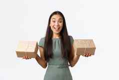 热情的微笑女亚洲业务老板包装包裹客户兴奋企业家持有盒子准备项目航运客户在线商店电子商务概念