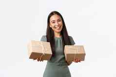 微笑成功的小业务老板工作首页手工制作的产品包装交付项目盒子持有包裹准备好了航运客户站白色背景