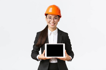 微笑专业亚洲女架构师<strong>介绍项目</strong>工程师显示图数字平板电脑显示使演讲企业工厂站白色背景