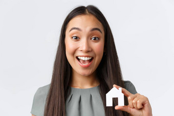 保险贷款真正的房地产家庭概念兴奋微笑亚洲女人发现完美的的地方买租金显示小房子手欢乐购买首页站白色背景