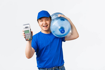 办公室首页交付员工概念友好的微笑亚洲快递蓝色的统一的携带瓶清洁水订单肩膀将回来终端客户端支付