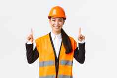 建筑建设工业概念快乐微笑女亚洲工程师安全头盔反光服装介绍对象房地产出售架构师指出手指
