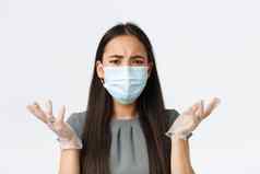 小业务主人科维德防止病毒措施概念沮丧愤怒的困惑亚洲女人医疗面具手套耸提高手困惑不要理解