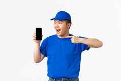 技术在线购物航运概念快乐的微笑亚洲快递蓝色的统一的指出手指移动电话屏幕显示应用程序推荐客户端跟踪订单应用程序