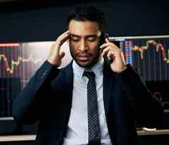 不要失败年轻的商人使电话调用订单监控股票市场