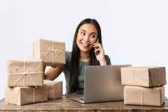小业务主人启动电子商务概念微笑友好的亚洲女人会说话的客户电话回答调用包装订单航运在线商店移动PC