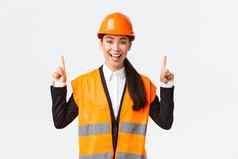 建筑建设工业概念快乐微笑女亚洲工程师安全头盔反光服装介绍对象房地产出售架构师指出手指
