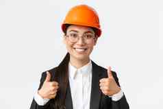 特写镜头专业很高兴亚洲女首席工程师架构师业务西装安全头盔显示竖起大拇指批准给许可推荐建设公司