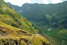 美丽的景观高绿色山转transfagarasan路美丽的道路世界喀尔巴阡山罗马尼亚