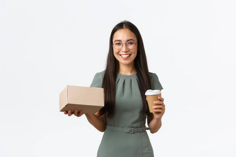 微笑成功的年轻的女小业务老板女商人喝外卖咖啡持有包装盒子客户购买项目航运包裹客户端在线商店