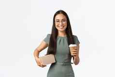 微笑漂亮的亚洲女业务老板企业家运行商店持有包盒子咖啡喝外卖交付办公室发送包裹商店客户