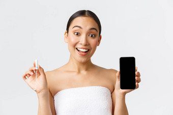 美个人亲密的护理移动应用程序概念快乐的微笑亚洲女人显示<strong>月经周期</strong>期跟踪器智能手机屏幕持有止血栓