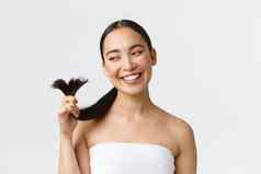 美头发损失产品洗发水头发护理概念华丽的快乐亚洲女人浴毛巾显示头发结束微笑满意治愈分裂结束满意