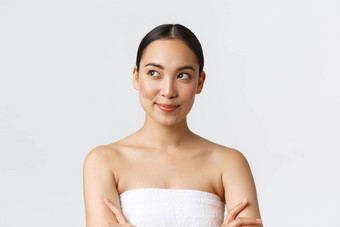 美美容水疗中心沙龙概念特写镜头自信很高兴微笑华丽的亚洲女人穿浴毛巾微笑左的想法白色背景