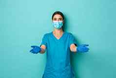 科维德流感大流行医学概念有爱心的美丽的女医生医疗面具手套实习医生风云达到手护理病人站蓝色的背景