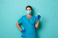 科维德流感大流行医学概念美丽的女医生医疗面具手套实习医生风云检查病人听诊器站蓝色的背景