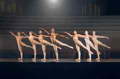跳舞集团芭蕾舞舞者练习例程阶段