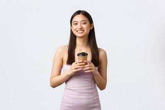 生活方式人情绪魅力概念美丽的年轻的快乐亚洲女人衣服享受不错的杯咖啡微笑相机订单外卖咖啡馆白色背景