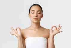 美美容水疗中心沙龙概念特写镜头冥想放松美丽的亚洲女白色毛巾使Zen手势关闭眼睛感觉很高兴按摩治疗