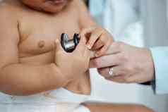 筛选使婴儿健康好特写镜头拍摄儿科医生听诊器婴儿检查诊所