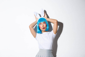 肖像卖弄风情的亚洲女孩蓝色的<strong>短假发</strong>兔子耳朵惊讶站白色背景
