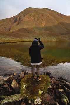 旅行摄影师采取图片自然智能手机山景观湖旅游冒险假期