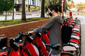 女人保护面具采取租赁自行车