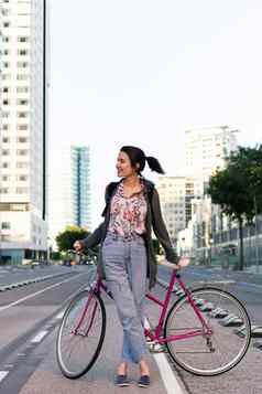 年轻的女孩复古的自行车自行车路径
