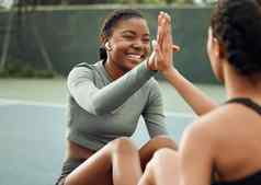 破碎锻炼有吸引力的年轻的女运动员高五锻炼体育法院