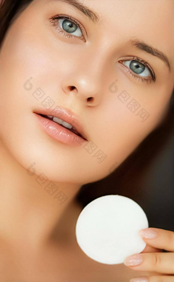 美护肤品化妆品模型脸肖像女人清洁健康的皮肤化妆棉花垫奢侈品面部抗衰老皮肤护理例程