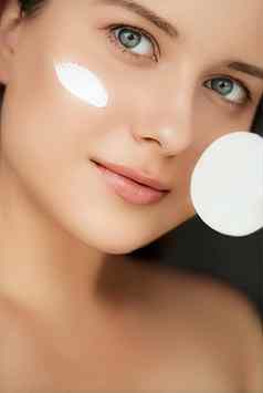 美脸奶油护肤品化妆品模型肖像女人应用保湿霜清洁剂化妆剂产品棉花垫奢侈品面部皮肤护理例程