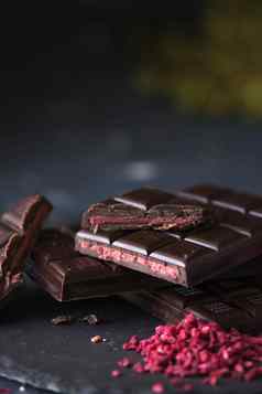 黑暗自制的巧克力树莓填充