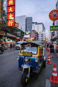 曼谷泰国交通冲小时城市黄昏晚上曼谷城市景观交通嘟嘟车嘟嘟车