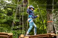 女孩学龄前儿童穿完整的攀爬利用有趣的时间绳子公园竖钩安全设备夏天营活动孩子们冒险公园森林