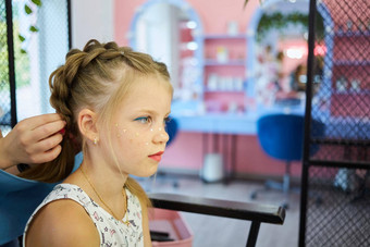 美容服务列阿特发型头发样式过程孩子们美容沙龙