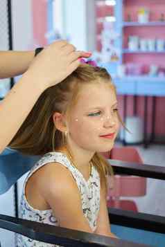 美容服务列阿特发型头发样式过程孩子们美容沙龙