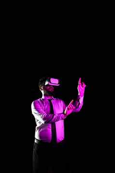 商人虚拟现实护目镜手势采取专业培训光下降男人。经历模拟器展示现代技术
