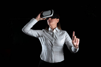 女商人站手势学习专业技能虚拟现实模拟器优雅的女人展示现代培训技术
