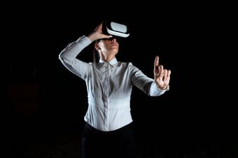 女专业穿虚拟现实耳机手势享受模拟器优雅的女商人展示现代技术未来主义的小工具
