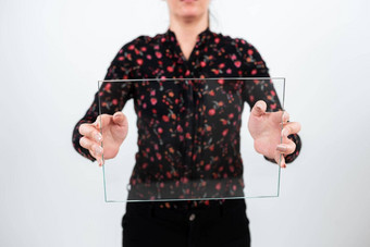 女专业穿花t恤持有透明的玻璃显示重要的销售数据女人矩形横幅促进公司品<strong>牌</strong>