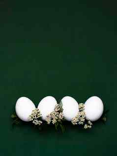 节日复活节鸡蛋白色小花绿色背景