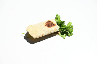 生活欧芹包装丝带面包面包自制的查帕蒂孤立的白色背景复制空间